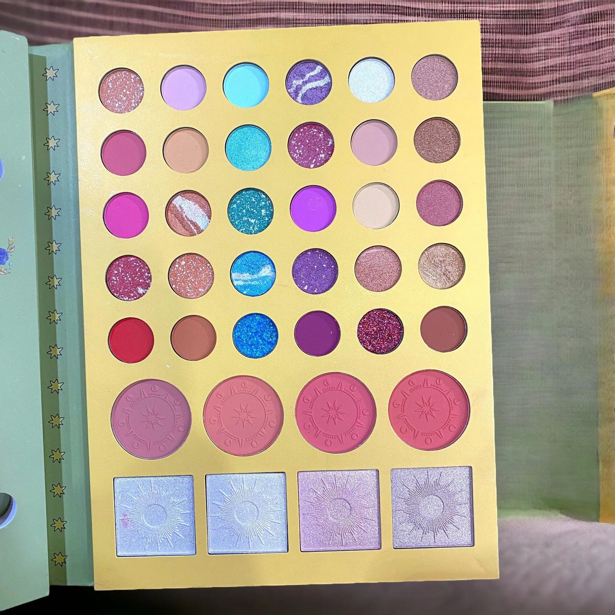 Mocallure Ultimate Shadow Book Palette - Face Essential